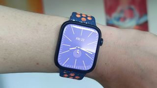 Apple Watch 9 ihmisen ranteessa