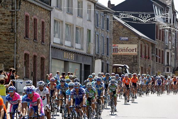 The bunch rolls through the town of Salmchateau.