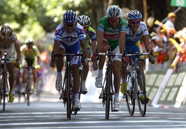 Stefano Garzelli (Acqua &amp; Sapone - Caffe Mokambo) wins the sprint for third place ahead of Allan Davis (Quick Step) and S&eacute;bastien Hinault (AG2R La Mondiale).