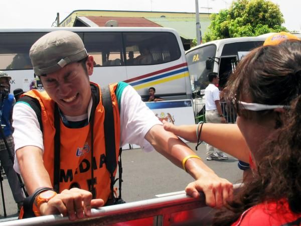 Japanese journalist Yuta Omata in tears after witnessing compatriot Nishitani's stage win