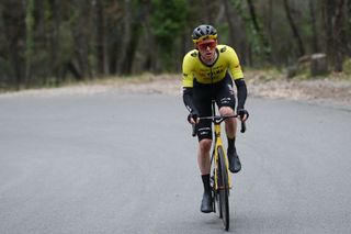 Dwars door Vlaanderen: Matteo Jorgenson wins solo on dramatic day in Flemish hills