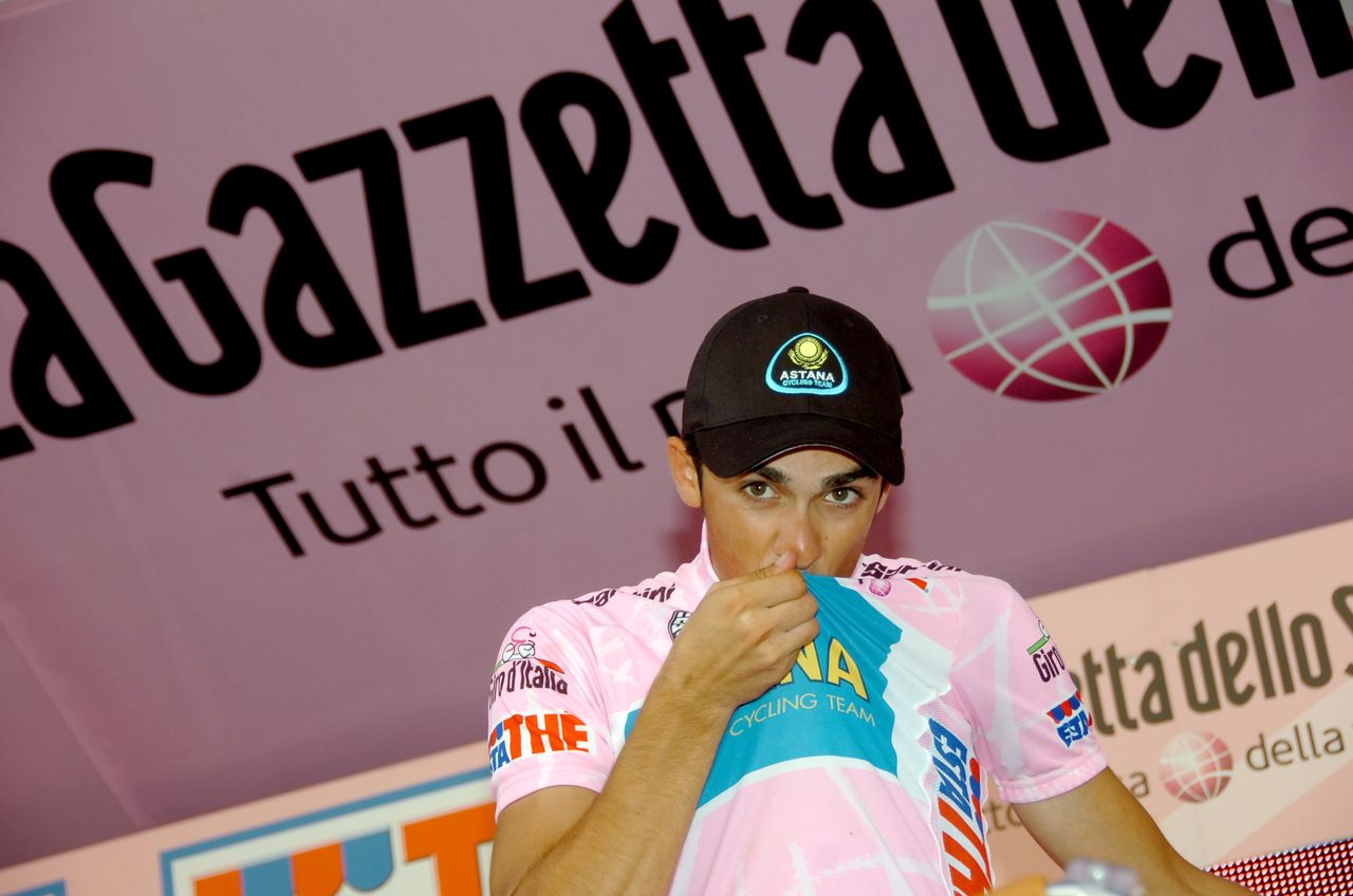 Alberto Contador kisses his maglia rosa as the winner of the 2009 Giro