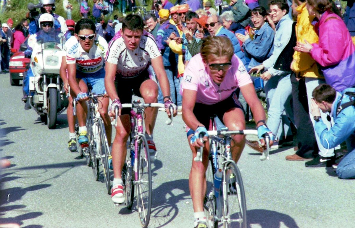 Berzin leads a chase group