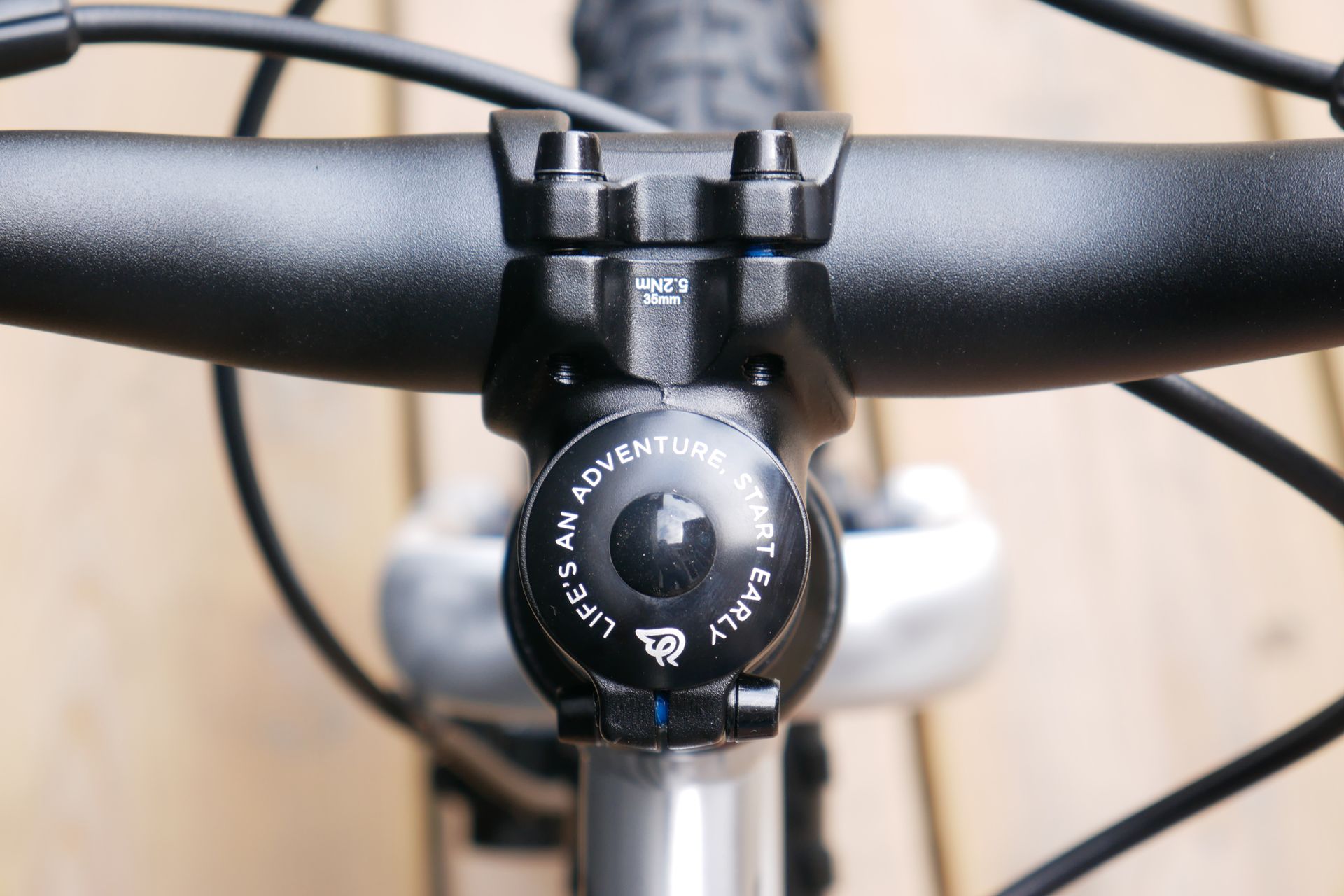 Short 31.8mm diameter stem and top cap details on the Early Rider seeker 16