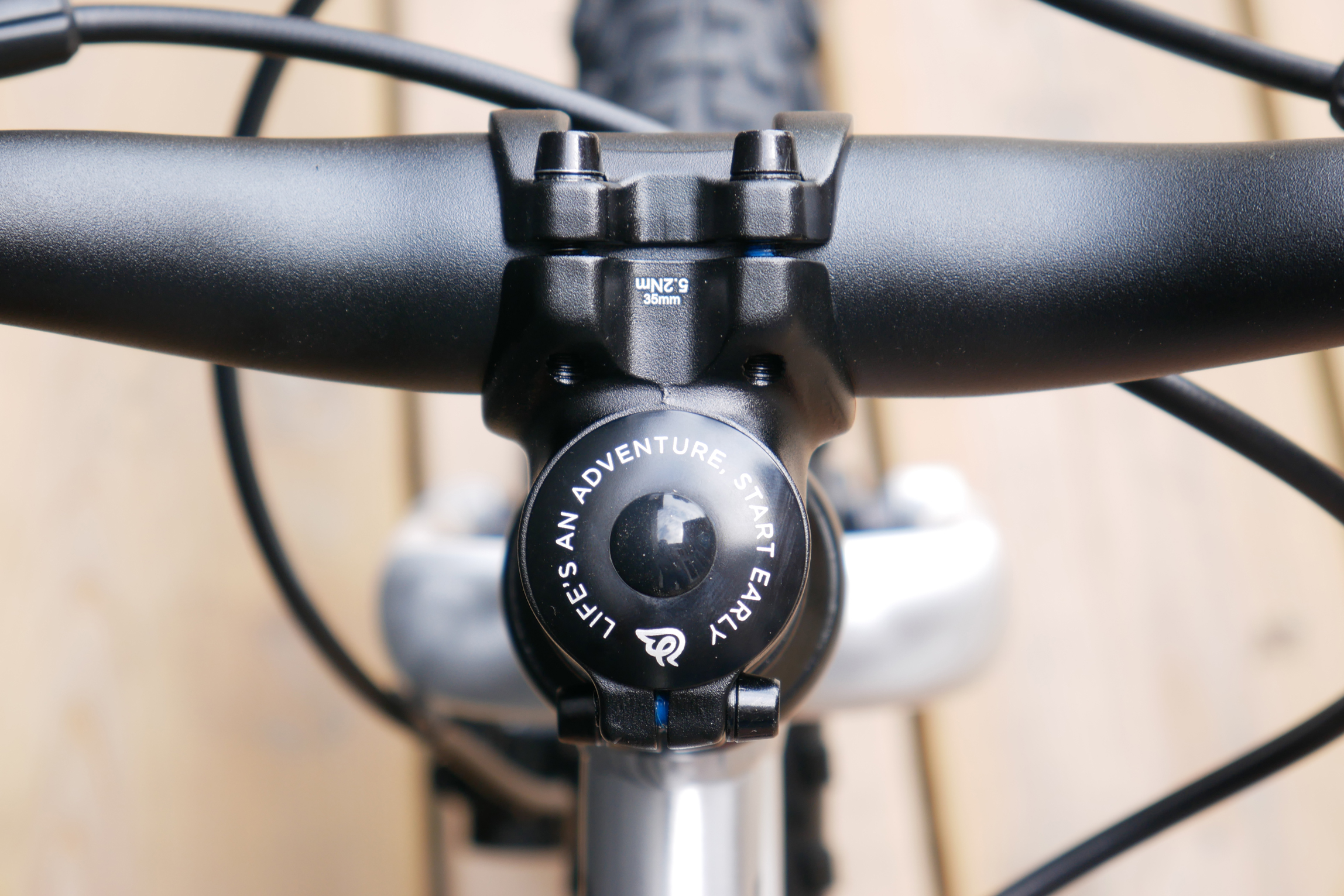 Short 31.8mm diameter stem and top cap details on the Early Rider seeker 16