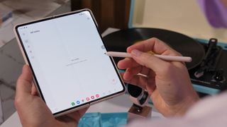 Writing with the S Pen on the large display of the Samsung Galaxy Z Fold 4