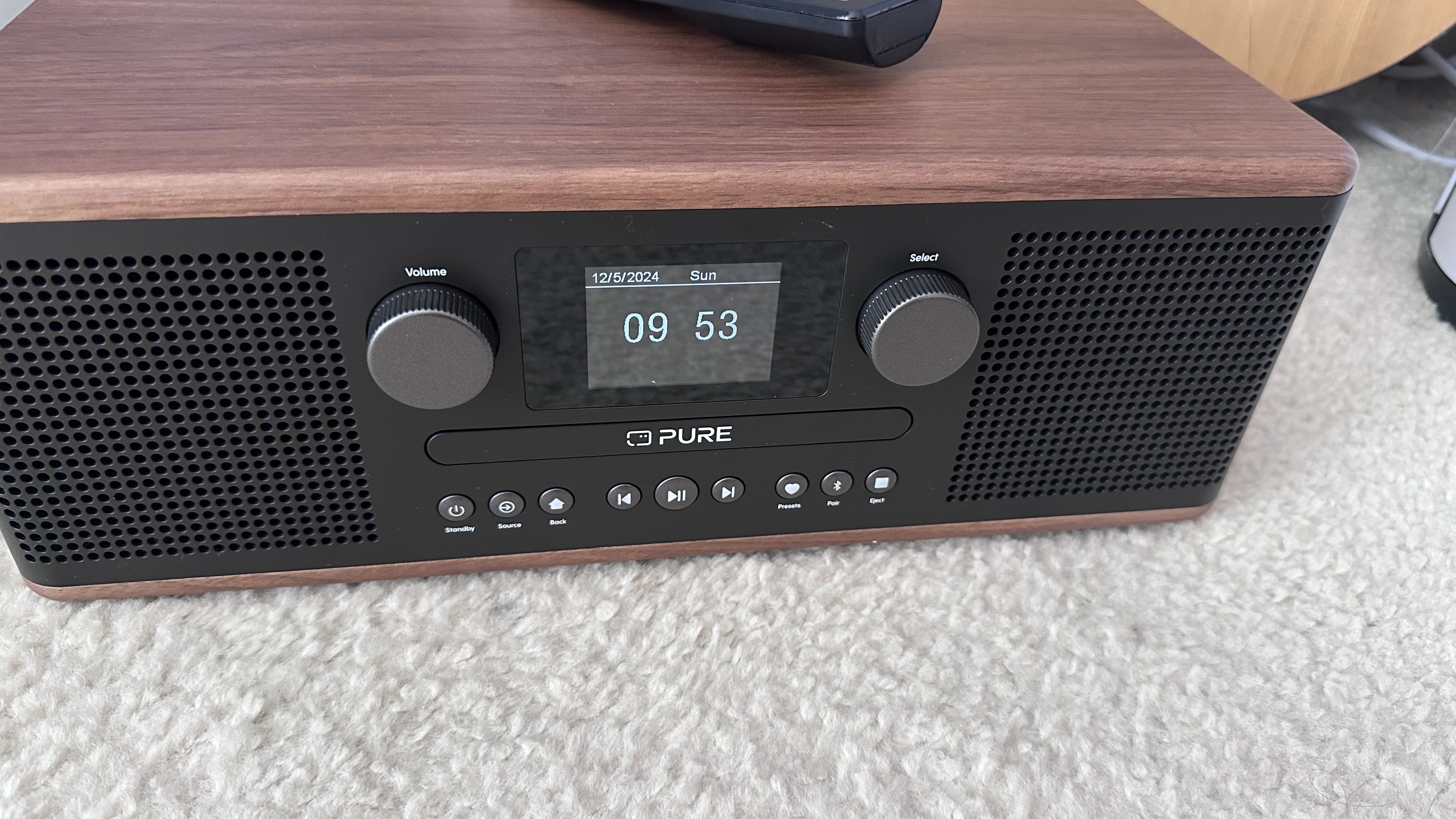 رادیو Pure Classic C-D6 DAB/FM، پخش کننده سی دی، اسپیکر بلوتوث با کنترل از راه دور روی فرش