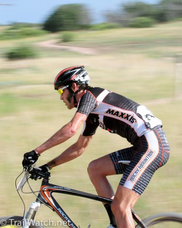 Geoff Kabush (Team Maxxis-Rocky Mountain) crossing an open field.