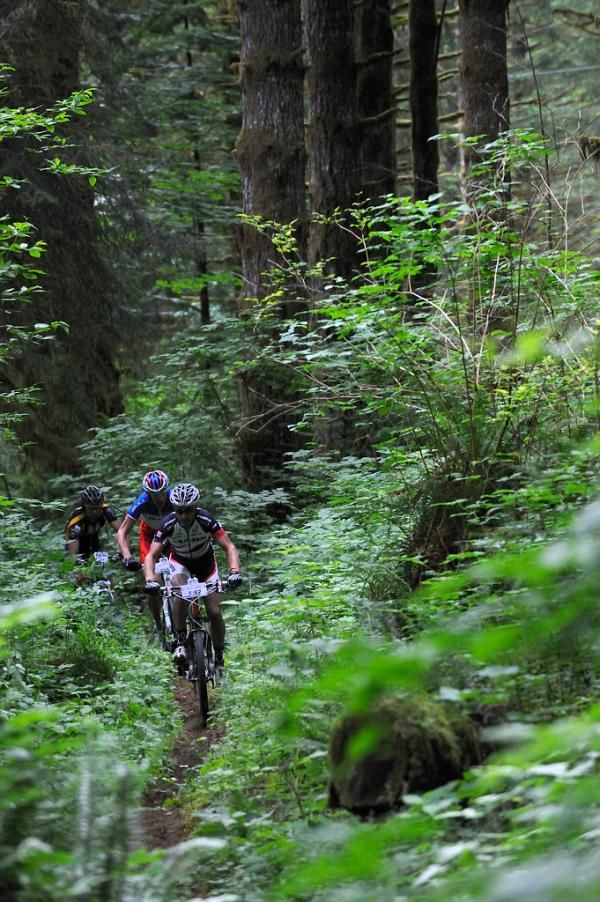 Jason Sager leads Thomas Dietsch in the singletrack