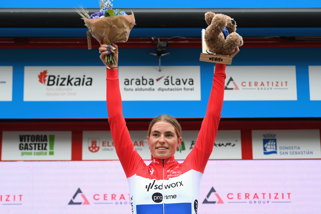 Demi Vollering wins stage 3 of Itzulia Women