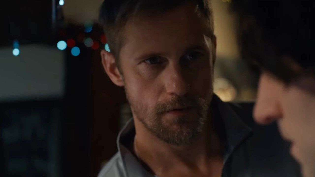 ピリオンのハリー・メリングを見つめるアレクサンダー・スカルスガルド。