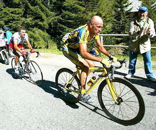 Yaroslav Popovych holding onto Marco Pantani in the 2003 Giro.