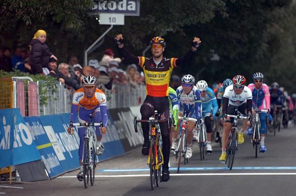 Tom Boonen (Quick Step) sprinted to a win after coming around the Liquigas-Doimo train.