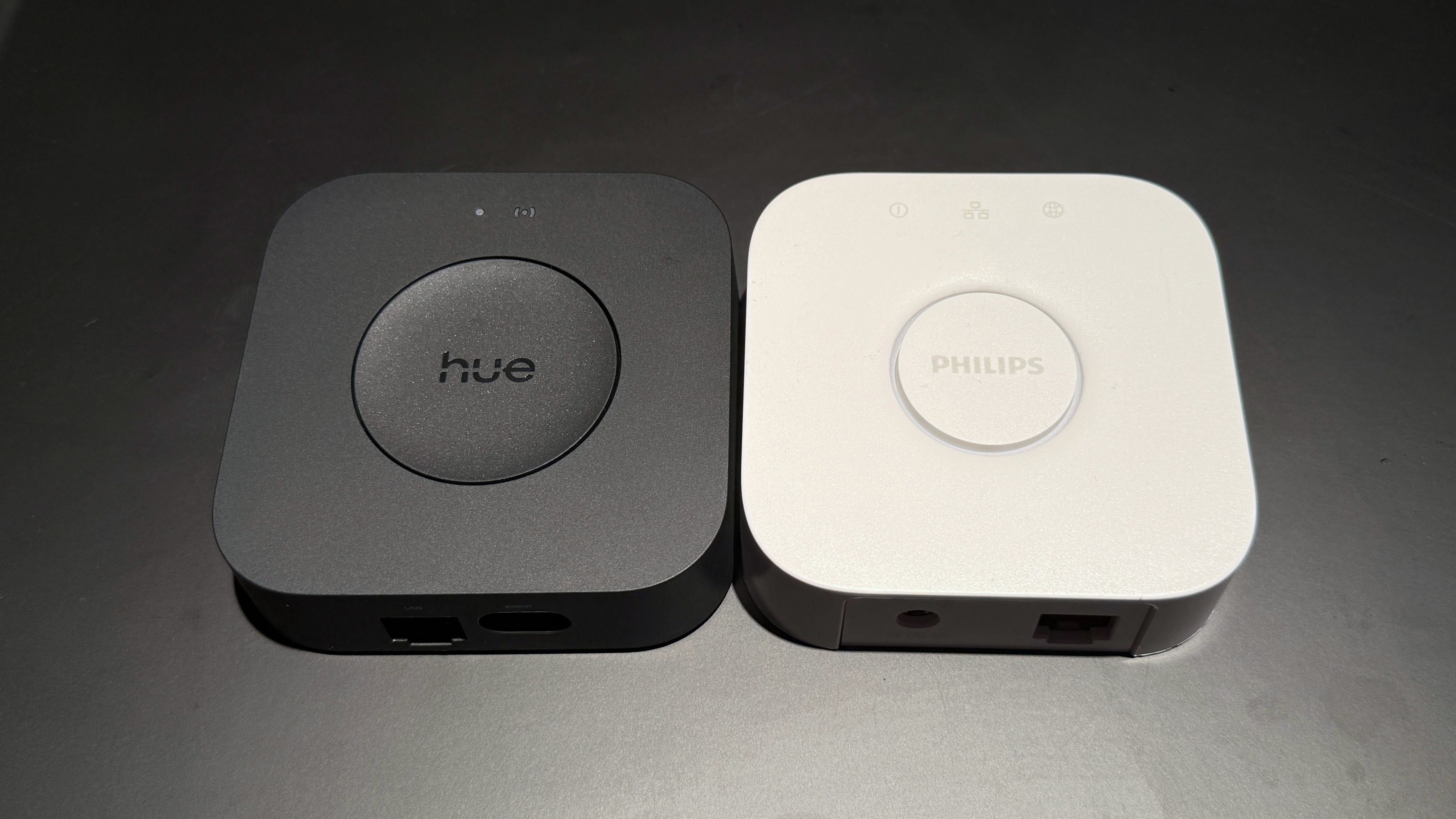 飛利浦Hue Bridge Pro在飛利浦Hue Bridge V2旁邊