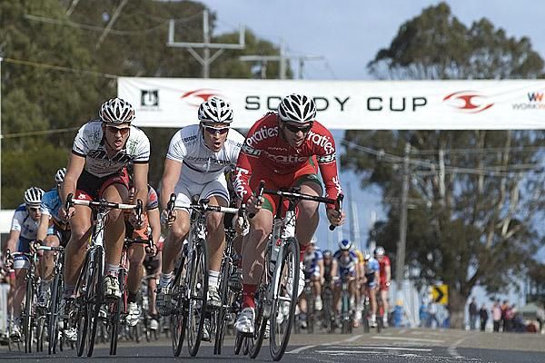 Ben Mather (Praties) leads the peloton out of the home straight in Paynesville.