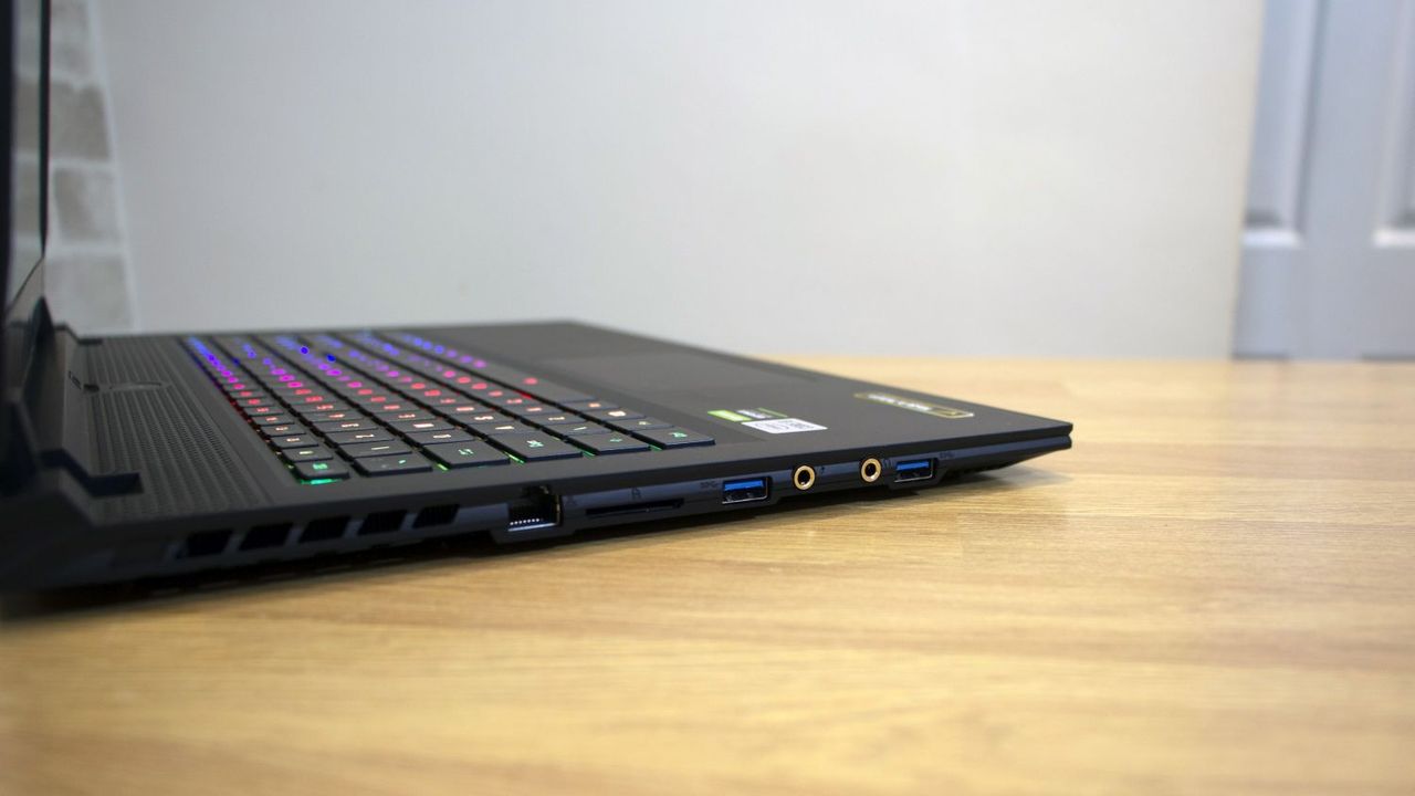 Gigabyte Aero 17 HDR YC left hand ports