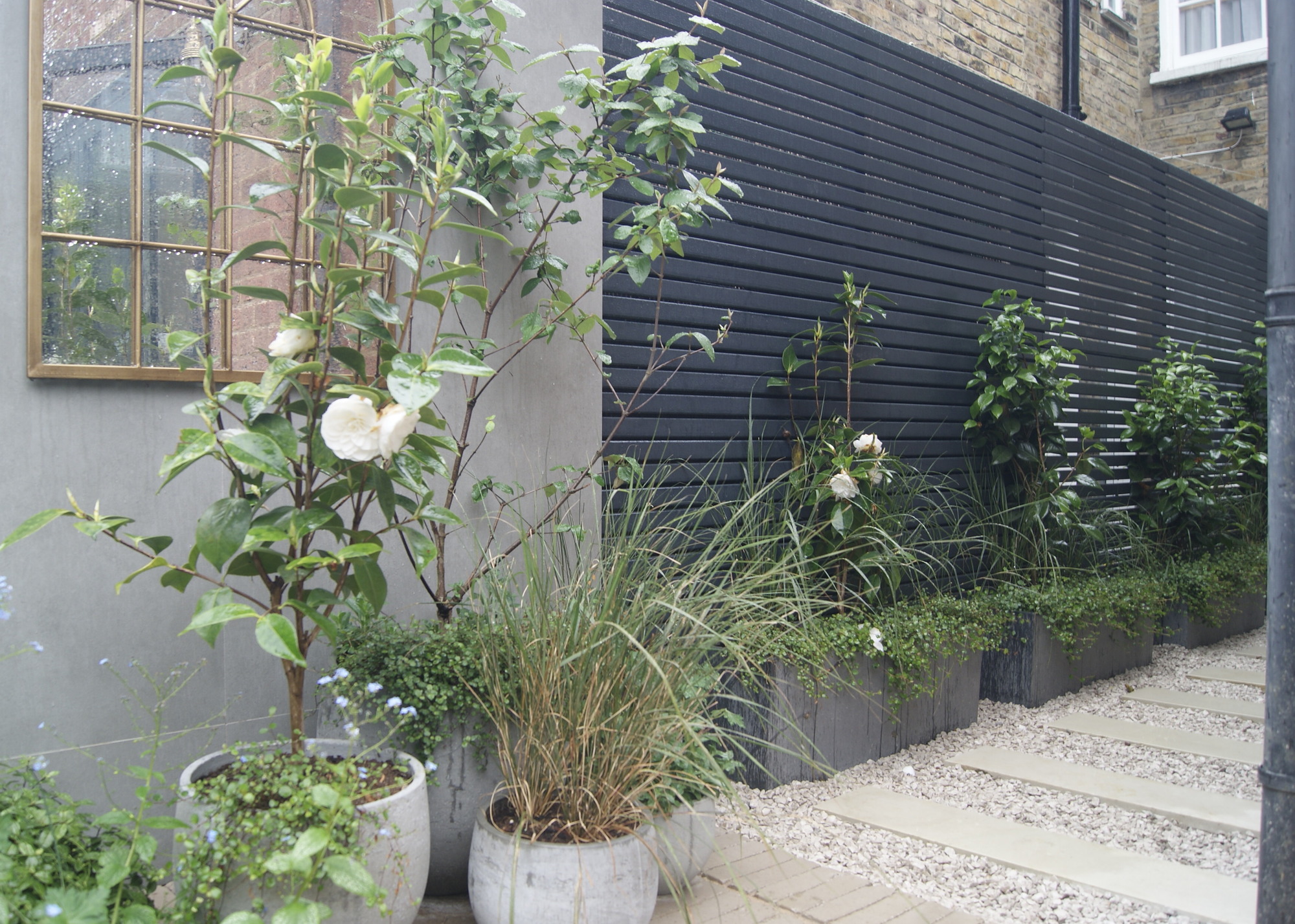 Fence with horizontal slats painted in Anthracite Grey