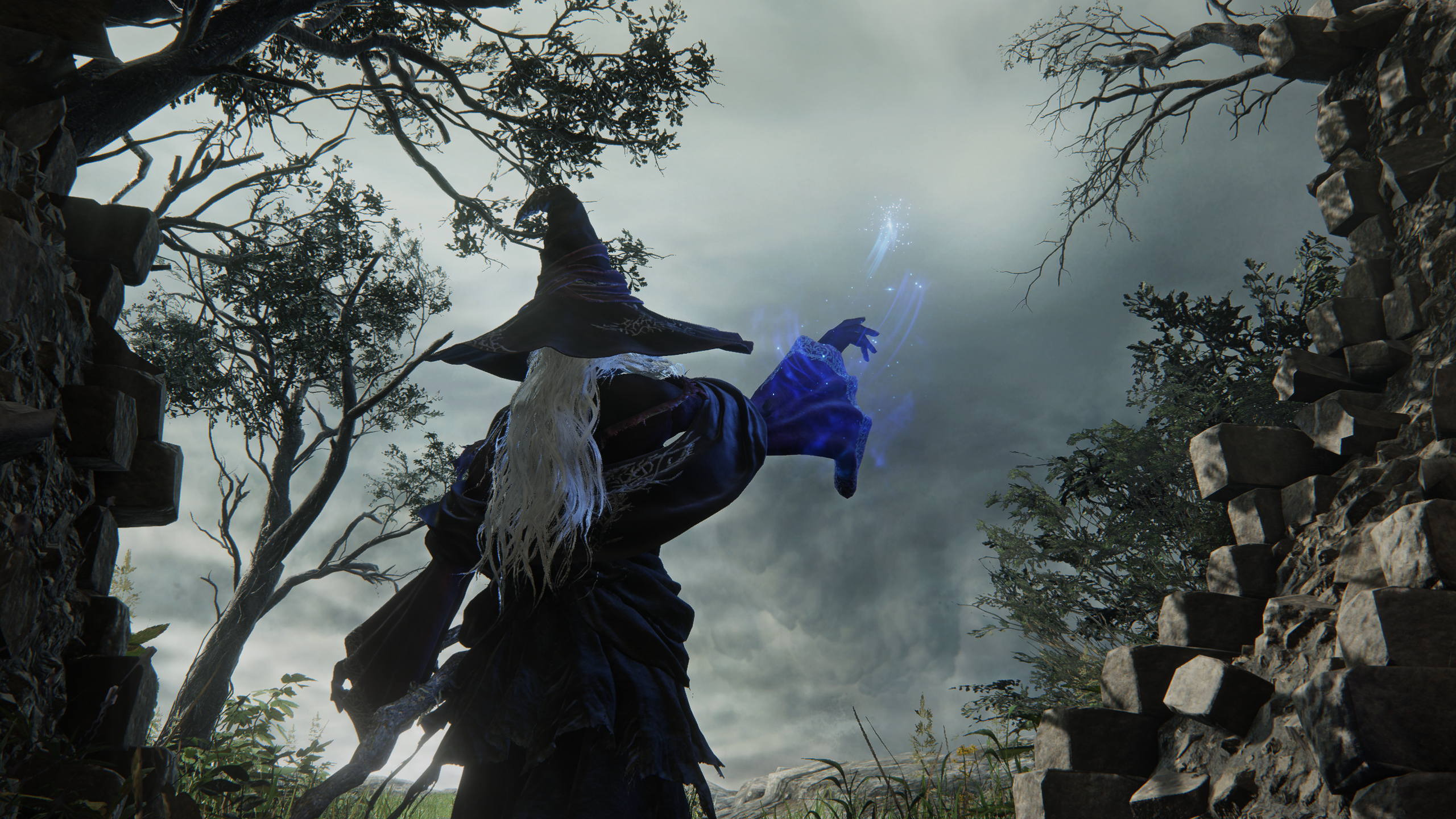 Elden Ring Nightreign Remembrance quests: Recluse raising her right hand as magic gathers around her as she leaves the Roundtable Hold.
