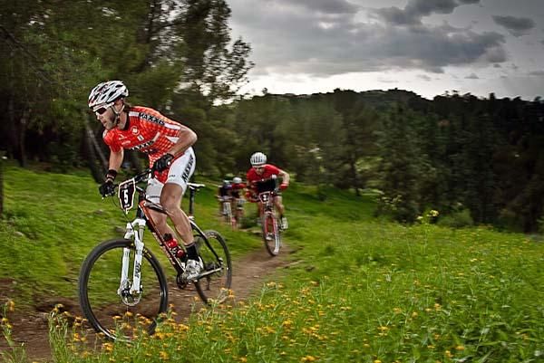 Geoff Kabush (Team Maxxis-Rocky Mountain) leads the pro field on the first lap.