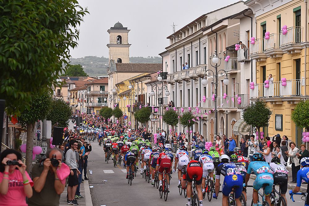 The peloton during stage 5 Giro d'Italia