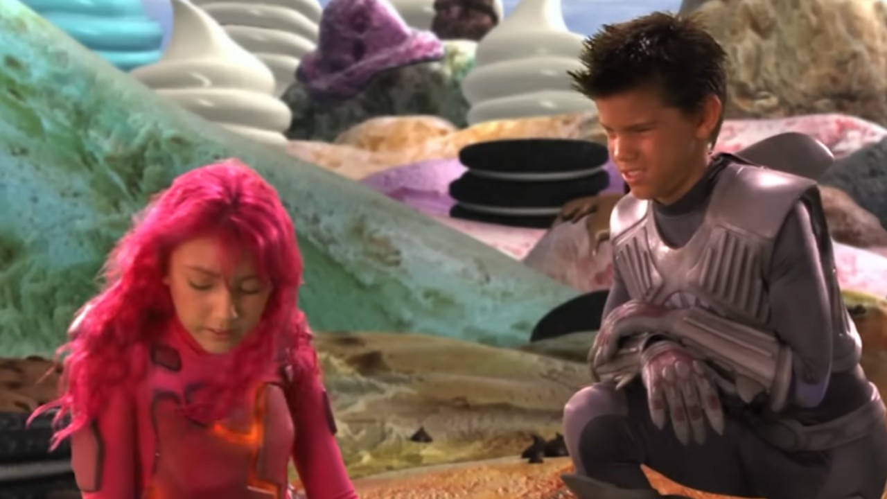 Sharkboy y Lavagirl cantan a un niño para que se duerma