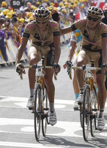 Teammates Eros Capecchi and Rafael Valls Ferri (Footon-Servetto) cross the line