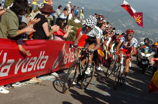 Xavier Tondo (Cervelo) gallantly limiting his losses.