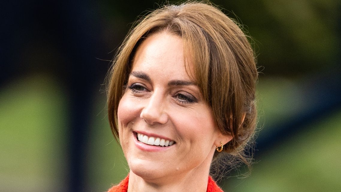 Kate&#039;s plaited up-do seen as she joins a Portage Session for her &#039;Shaping Us&#039; campaign