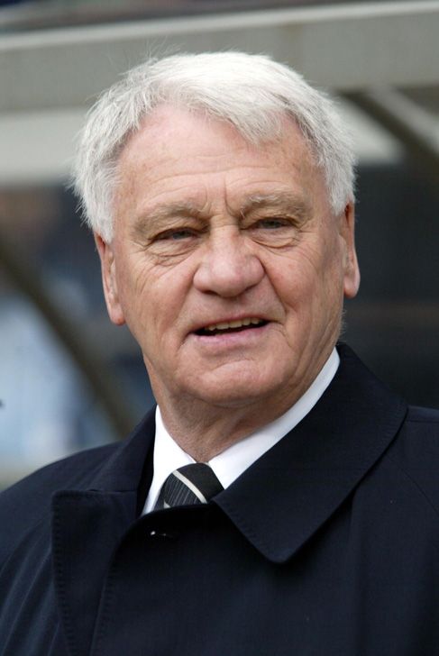 Gary Lineker pays tribute to Sir Bobby Robson