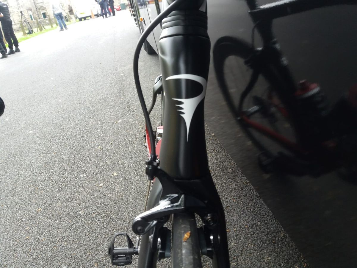 The head tube features an aerodynamic hour glass profile