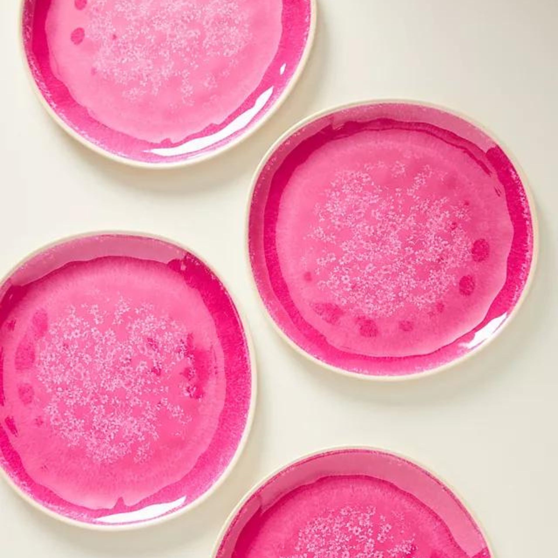 Piring kecil merah muda