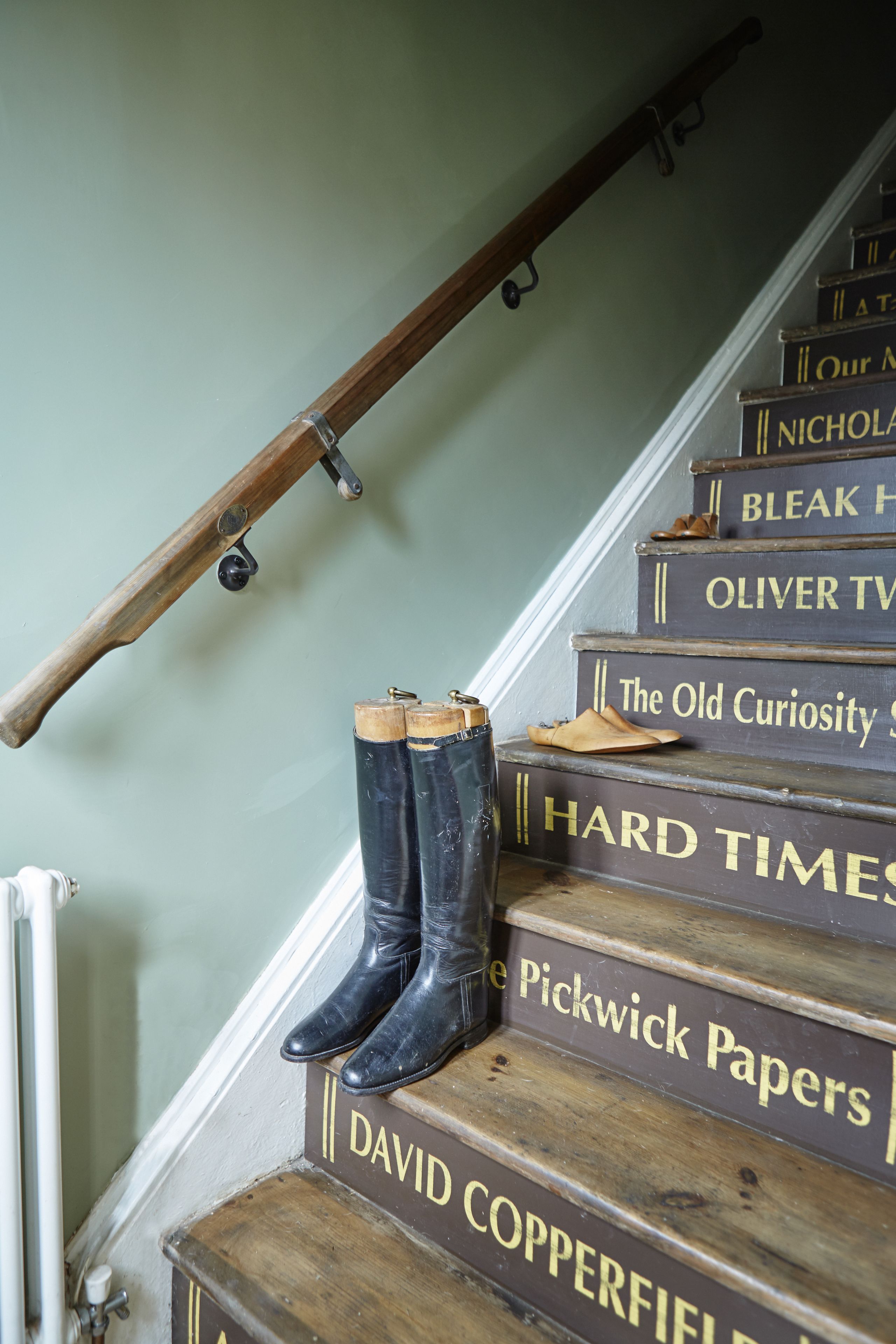 Reitstiefel auf Treppe mit Buchtiteln