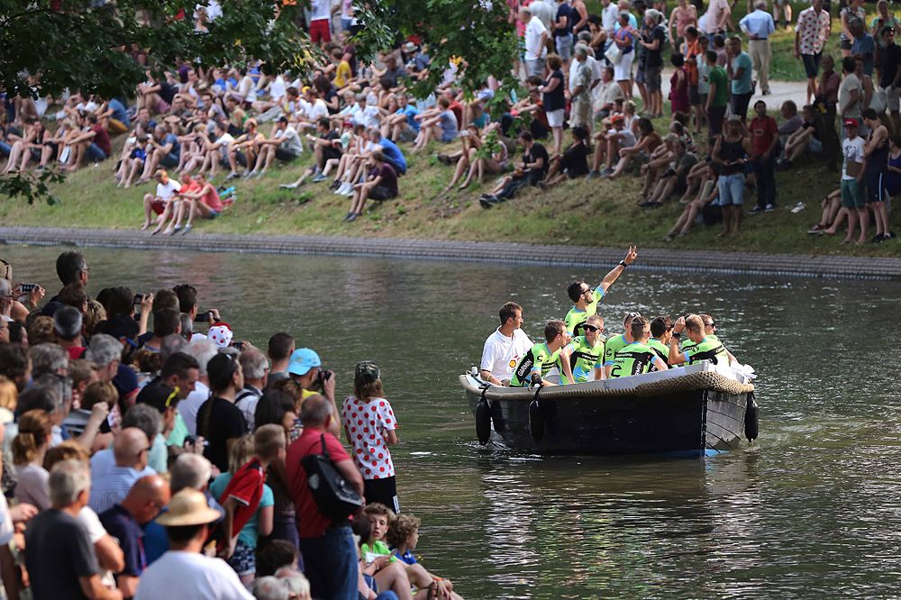 Cannondale-Garmin sail in to the presentation