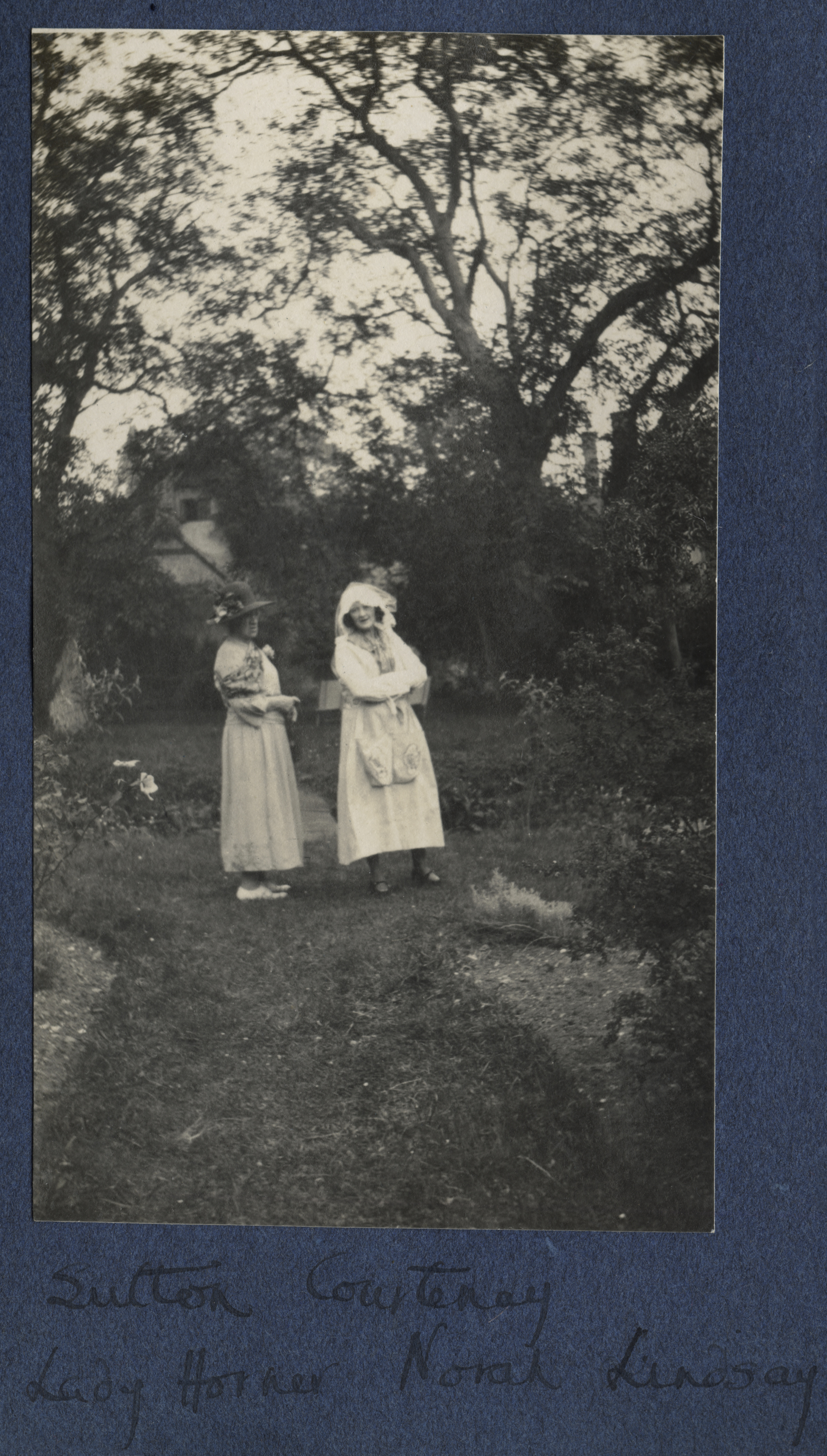 Norah Lindsay (R) with Lady Horner in the garden of Sutton Courtenay, circa 1923