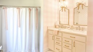 Shower curtain with bows and washbasin area with bows on mirrors