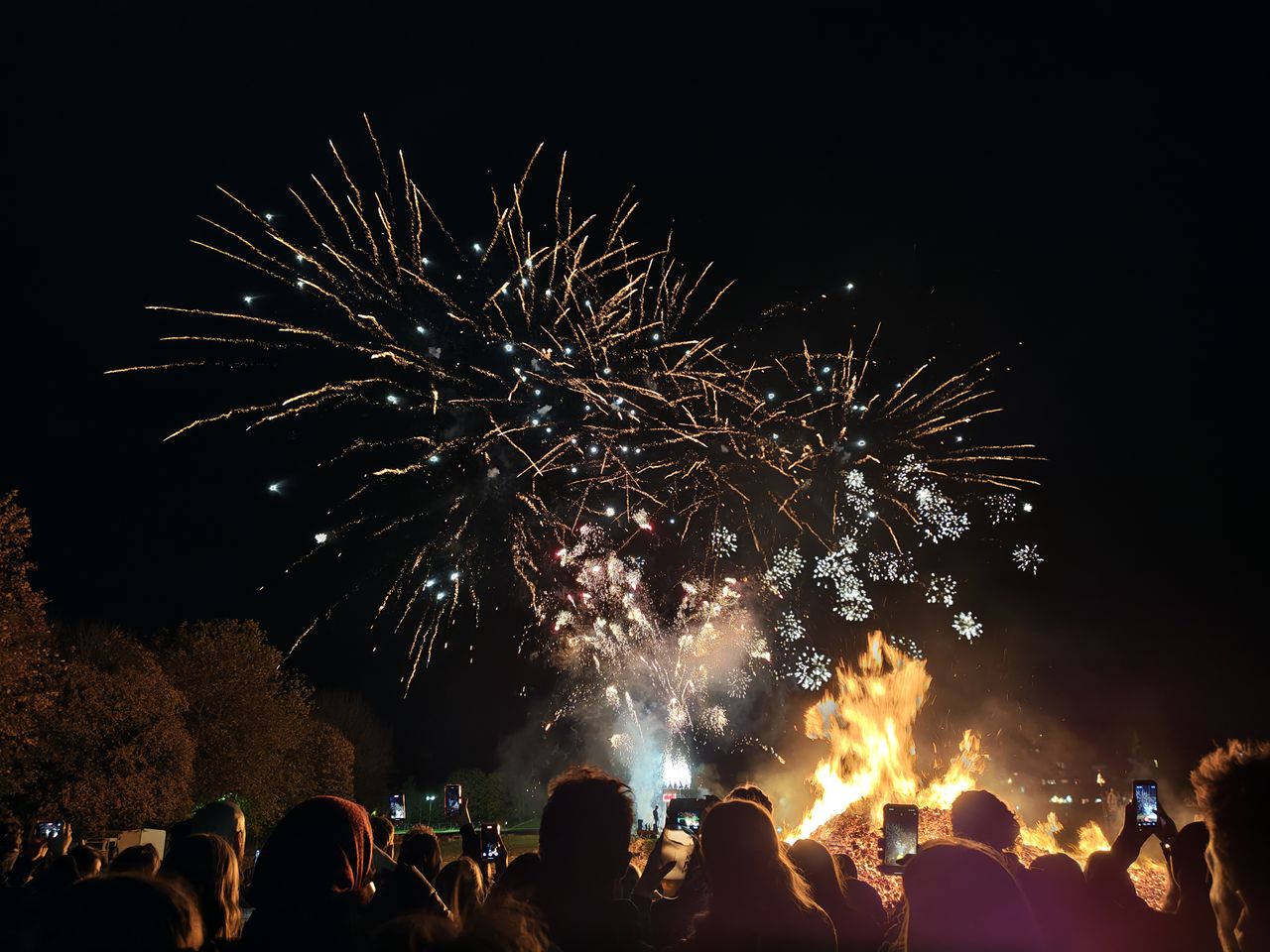 A snap of some fireworks taken on the Moto Edge 70.