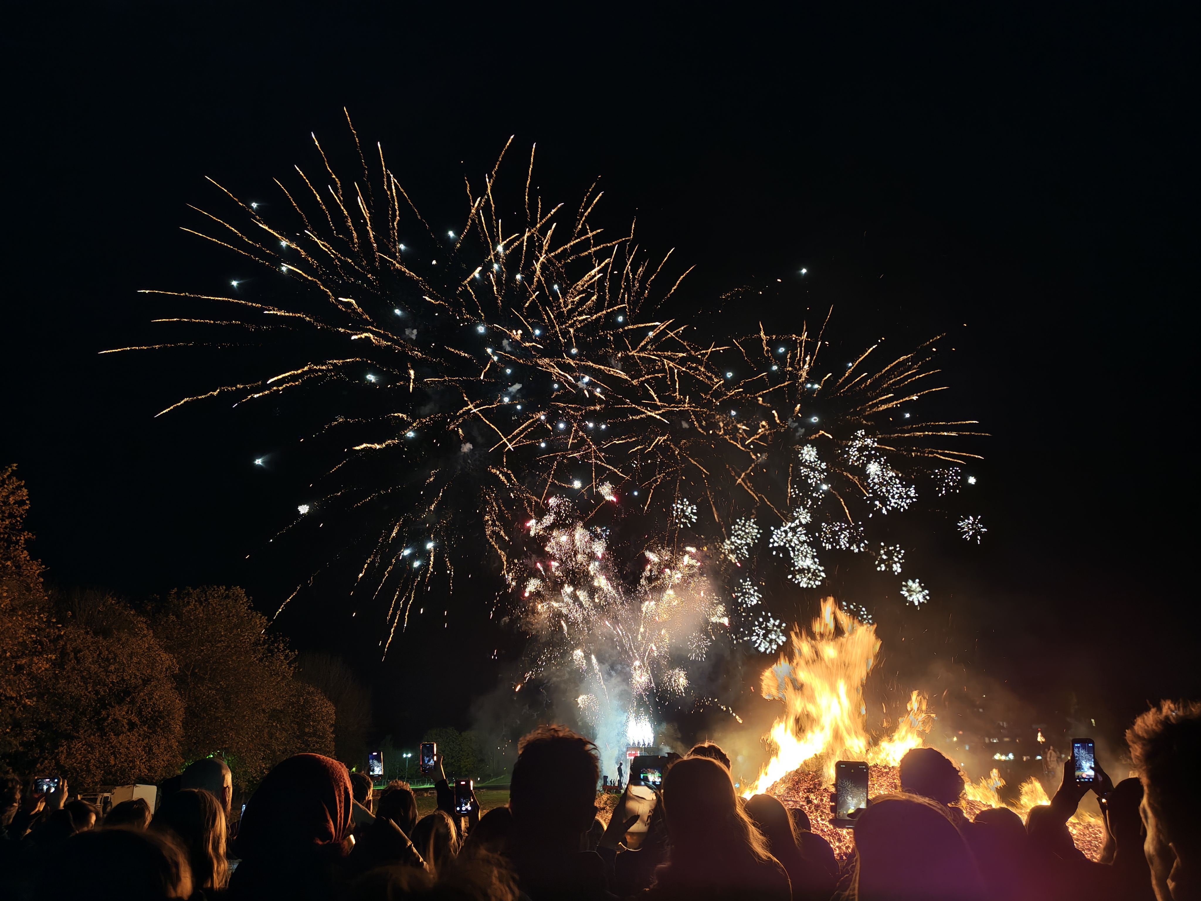 A snap of some fireworks taken on the Moto Edge 70.