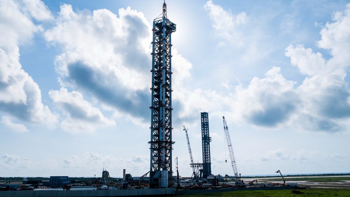 SpaceX stacks 2nd Starship launch tower in Texas (photos)