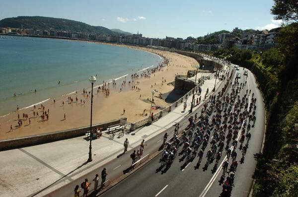The peloton heads out along the coast.