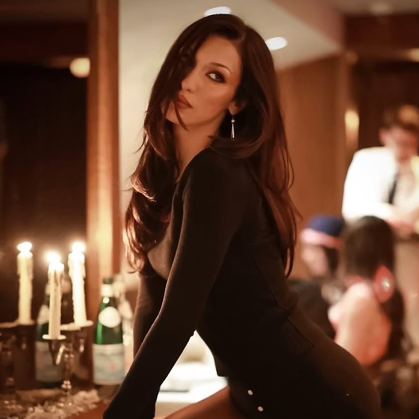 Bella Hadid shows off her old money brunette hair color.