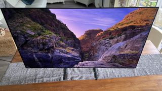 En TV av typen Samsung S90C som viser et canyon-landskap.