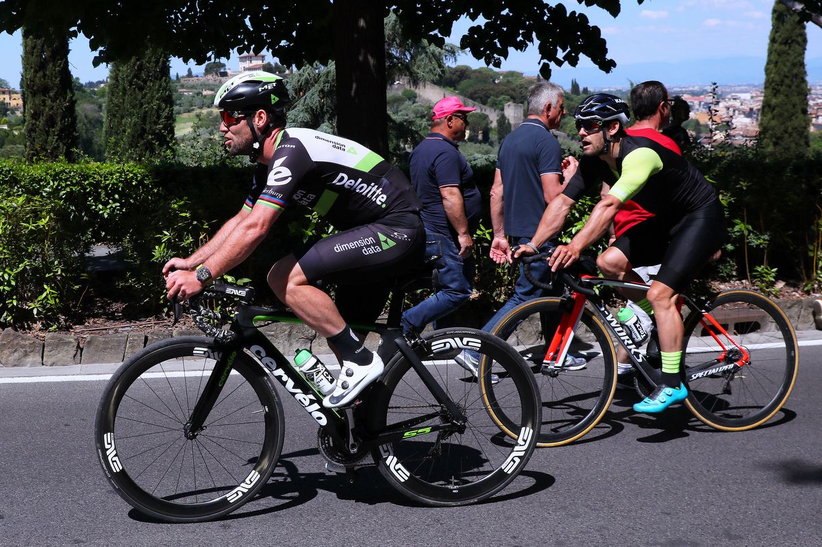 Mark Cavendish made an appearance on the morning of stage 11 with Moto GP rider Cal Crutchlow and road part of the stage