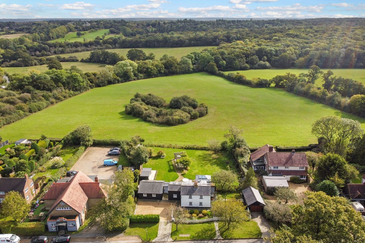 Lilac Cottage in its surrounding countryside