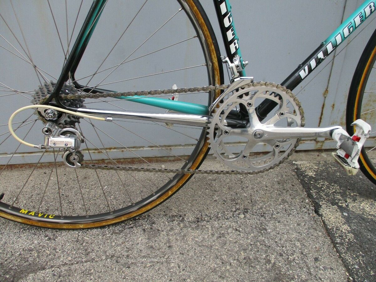 The bike has a full Suntour Superbe Pro groupset