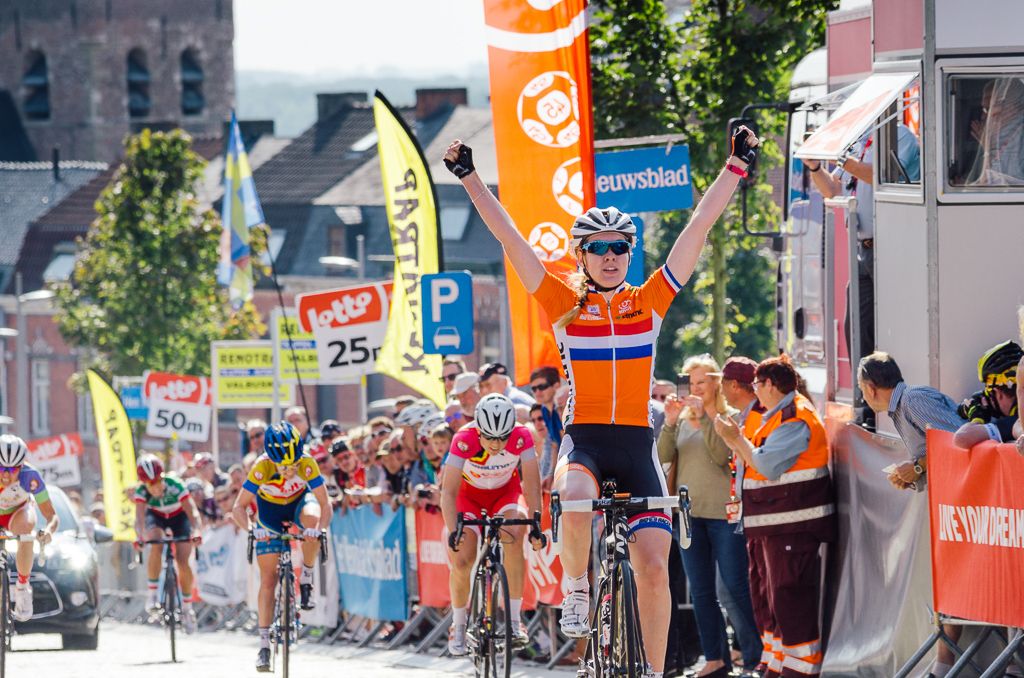 Anna van der Breggen (Netherlands) wins