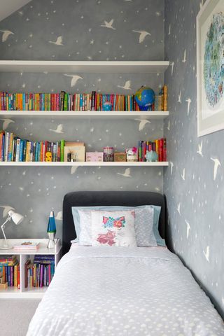 How to organize a kid's room with bookshelves above the bed