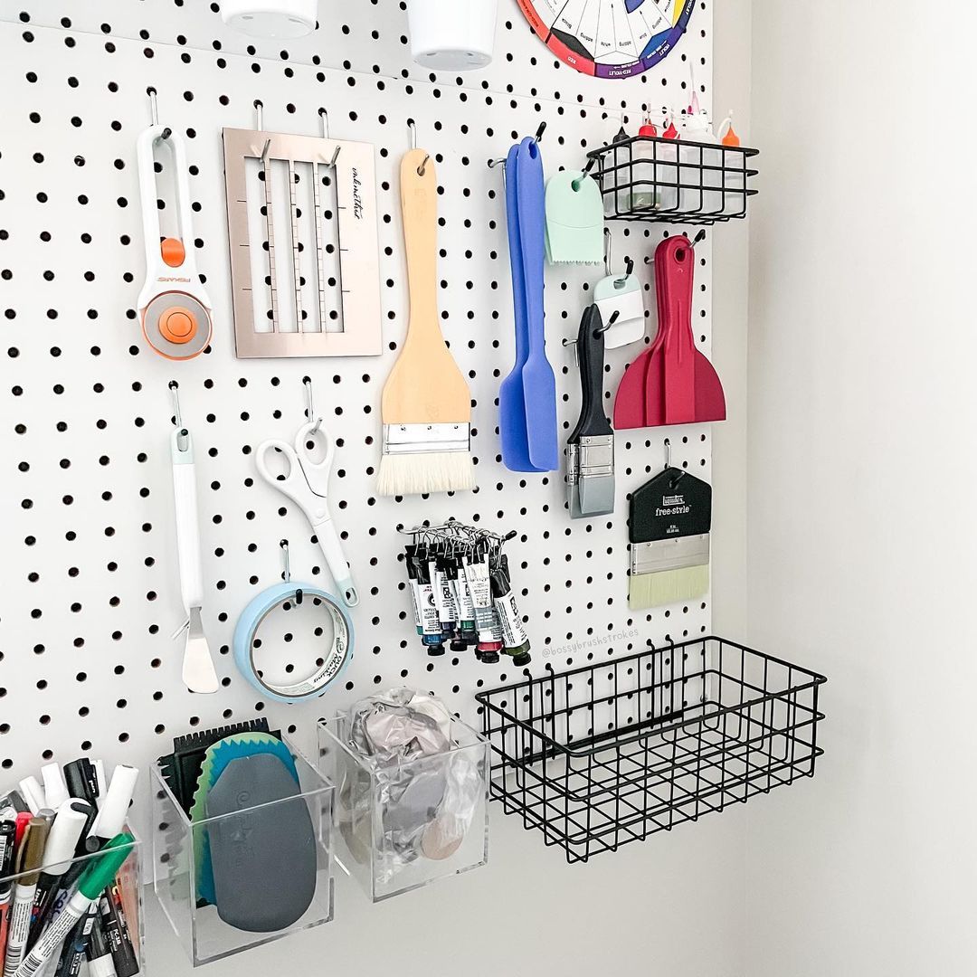 Sebuah pegboard dengan alat dan sikat di atasnya