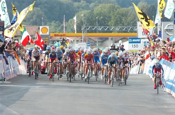 Jeannie Longo-Ciprelli (France) sprints ahead of a large group at the finish.
