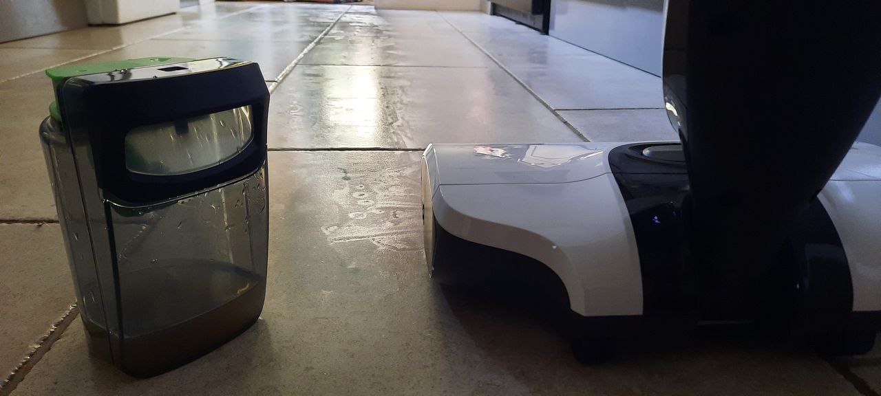 Using the Hizero to clean the floor