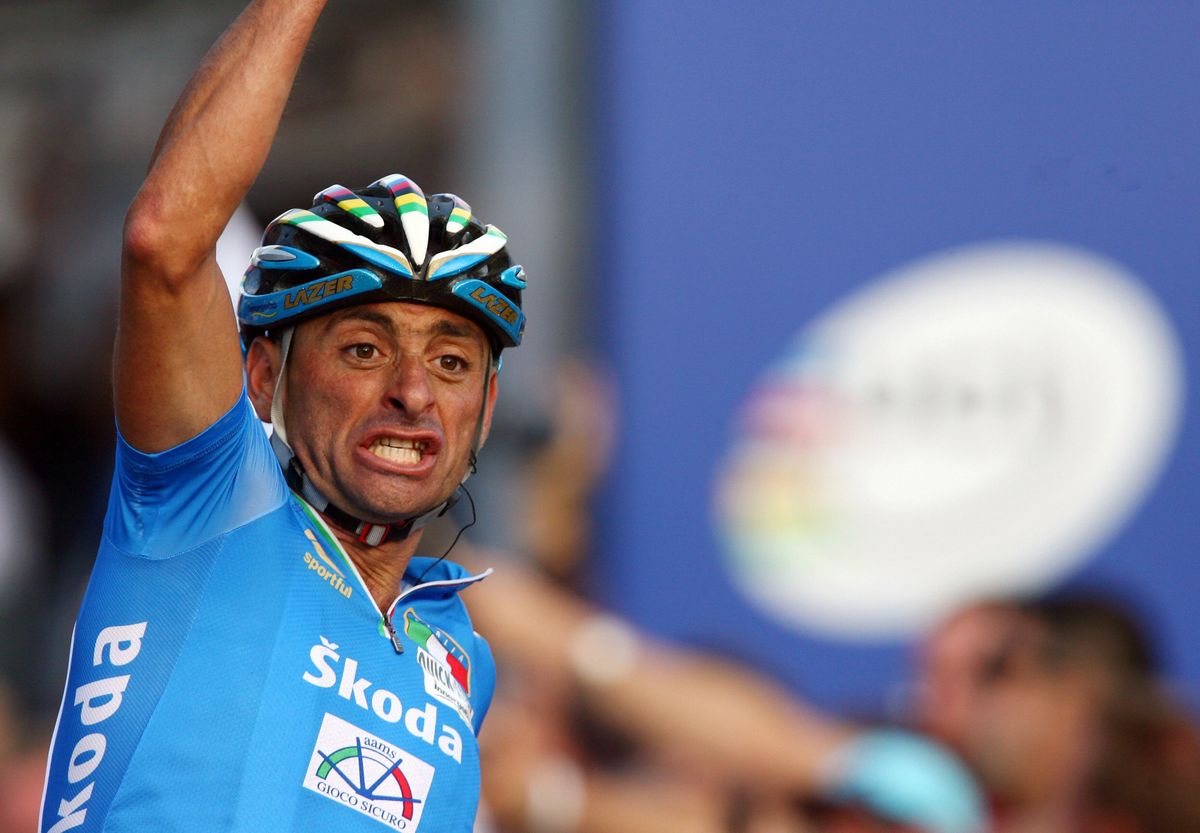 Paolo Bettini celebrates his second consecutive world title in 2007
